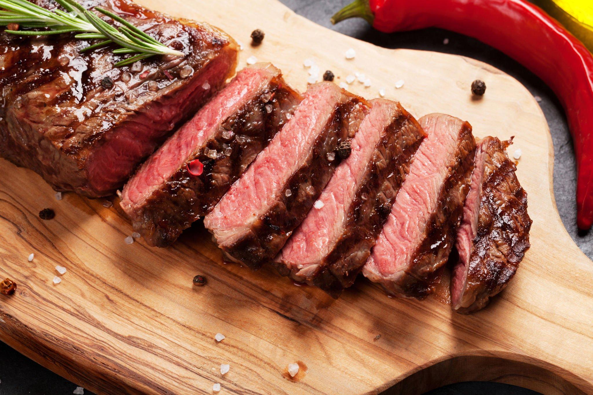Resep dan Tips Memasak New York Strip Steak yang Juicy dan Empuk