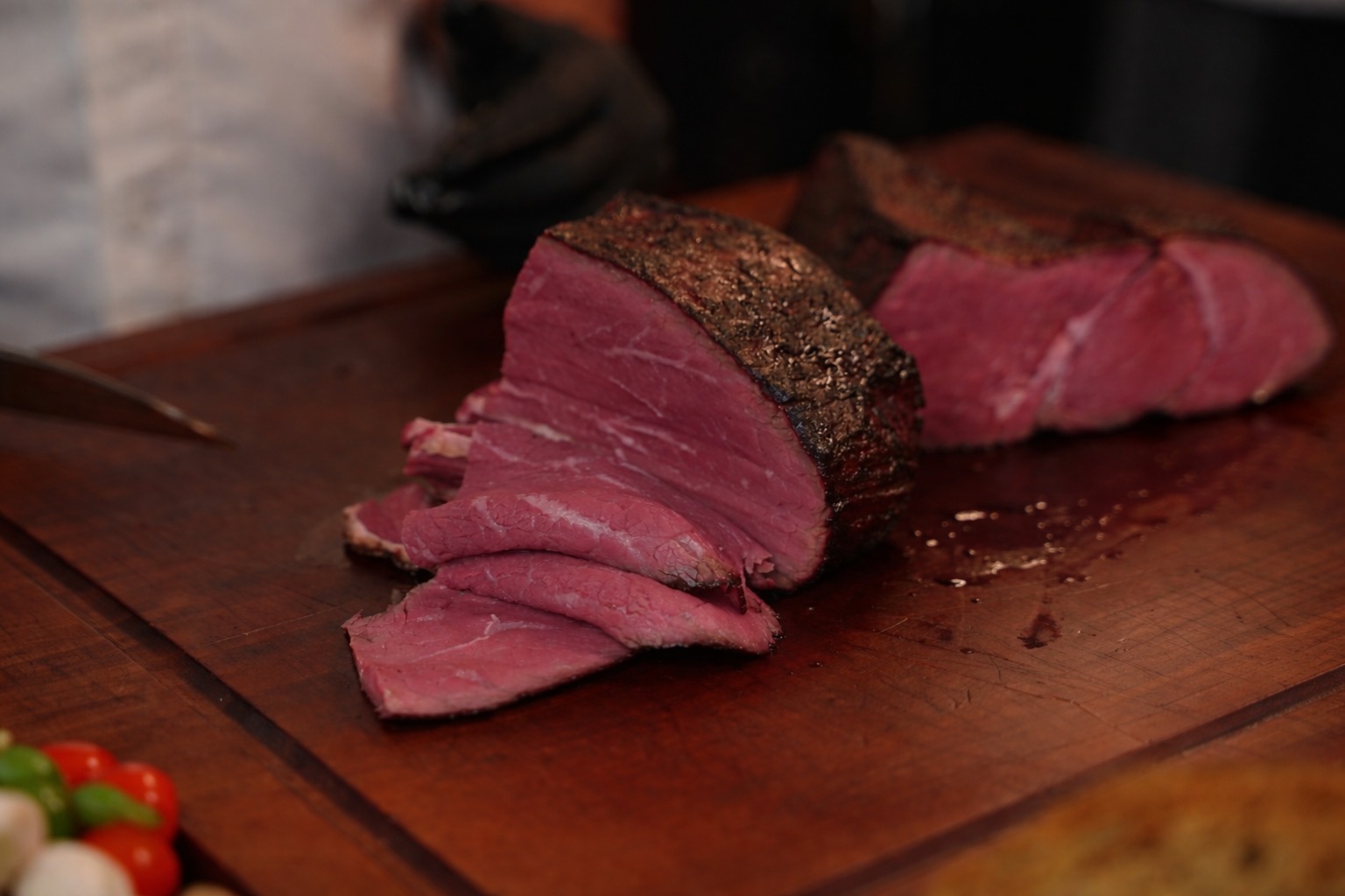 Apa Itu Smoke Braise? Teknik Memasak Daging dengan Kombinasi Asap dan Slow Cooking