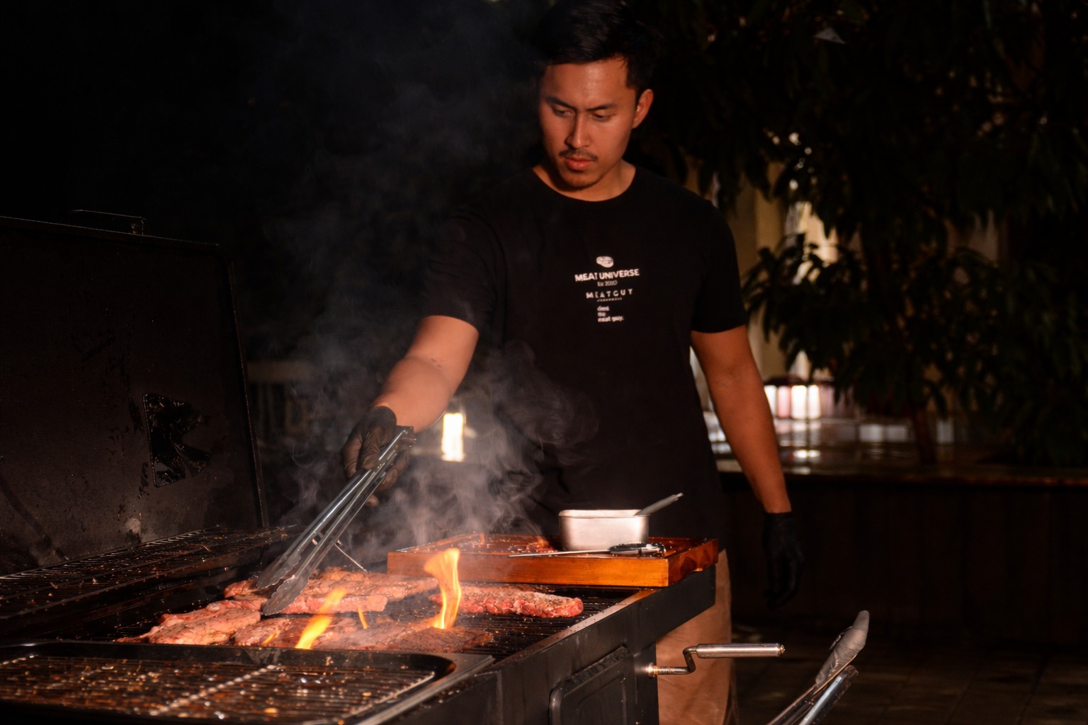 Perbedaan Memasak dengan Arang dan Gas untuk BBQ: Kenapa Arang Lebih Unggul?