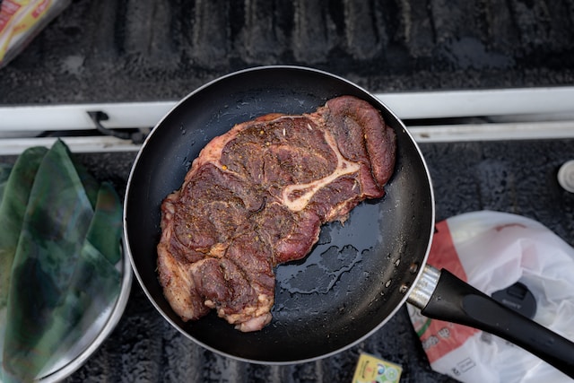 Pan-Seared Steak: How to Create a Crispy, Delicious Crust on Your Steak