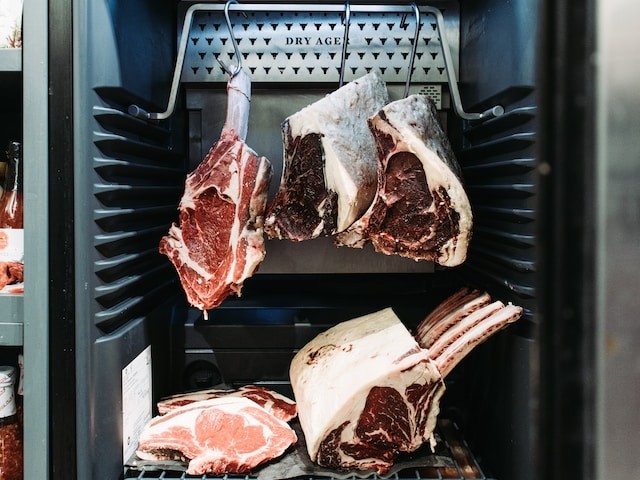 Apa Itu Dry Aged? Keistimewaan Steak Terpopuler di Meatguy Steakhouse