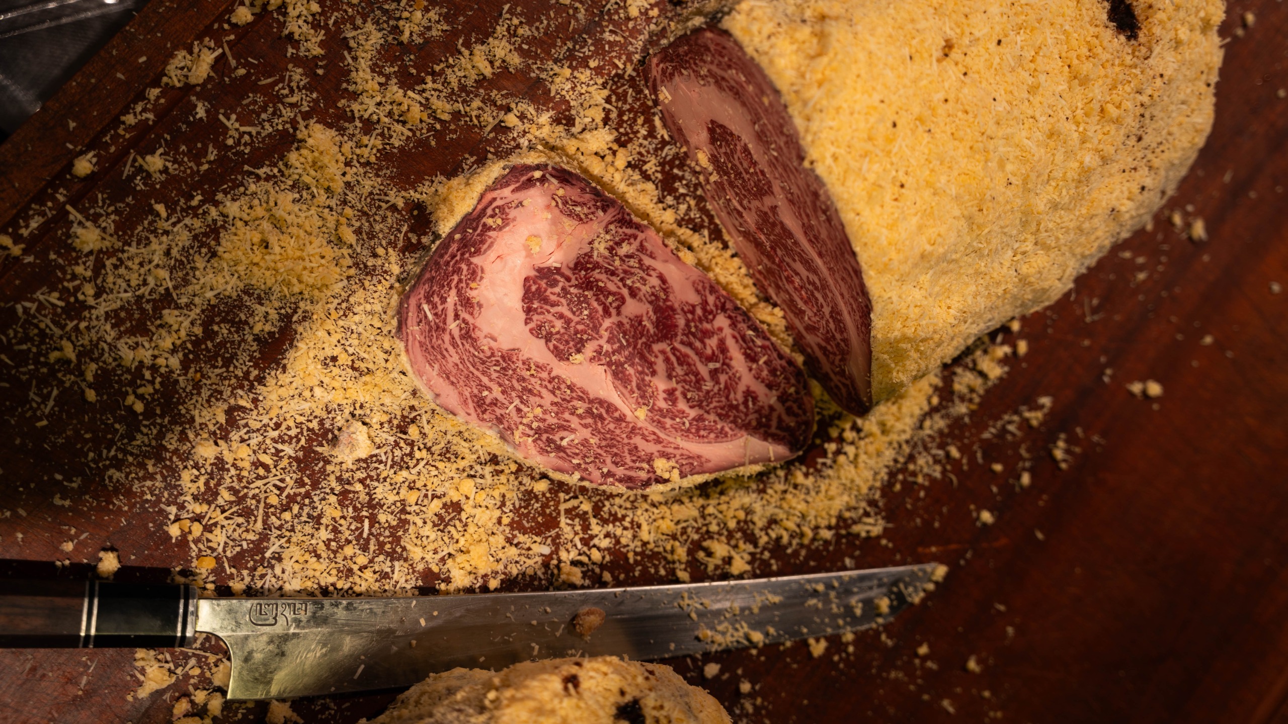 Gouda Cheese Adalah: Mengenal Karakteristik, Rasa, dan Manfaatnya