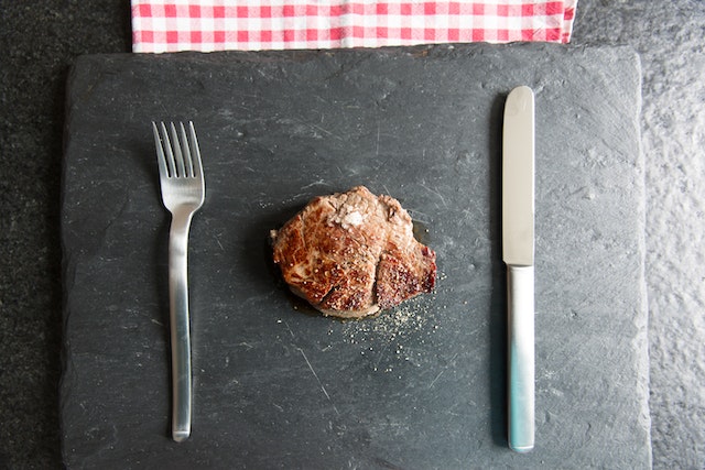 Essential Steak Dining Etiquette for a Premium Steakhouse Experience