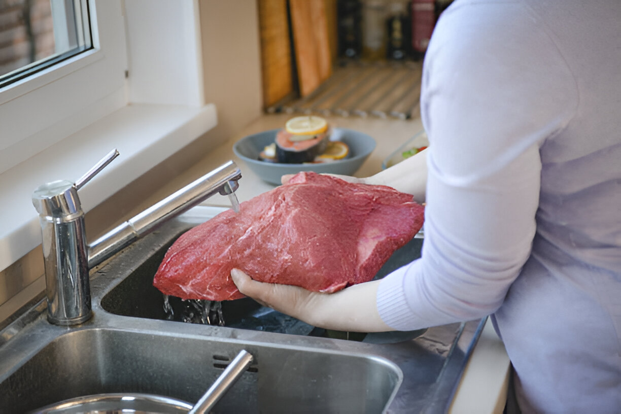 Perlukah Daging Sapi Dicuci Sebelum Dimasak? Ini Penjelasannya